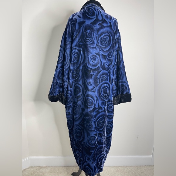 Natori Classics Silk Rayon Blend All over gothic rose print velvet smoking robe - Picture 5 of 16